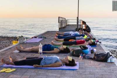 Bari, spopola lo yoga all'aperto: �Ma attenti a teppistelli e guardoni�